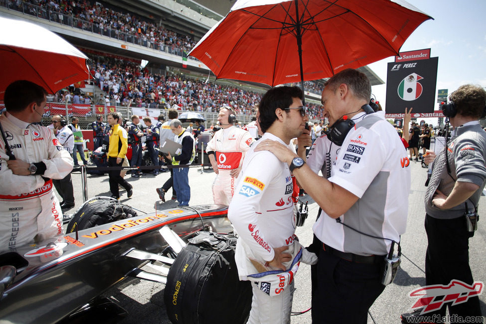 Sergio Pérez y Martin Whitmarsh hablan antes de la carrera