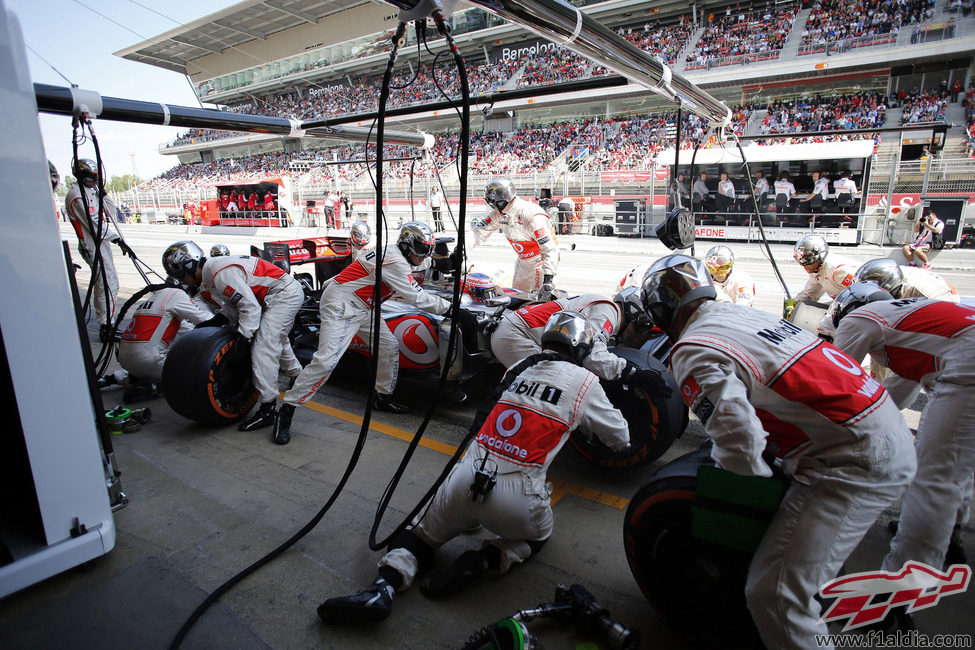 Parada de Jenson Button en el GP de España 2013