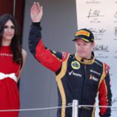 Kimi Räikkönen saluda desde el podio del Circuit de Catalunya