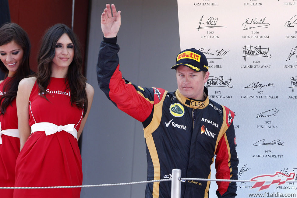 Kimi Räikkönen saluda desde el podio del Circuit de Catalunya