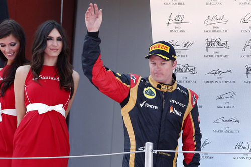 Kimi Räikkönen saluda desde el podio del Circuit de Catalunya