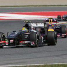 Esteban Gutiérrez rueda por delante de Mark Webber