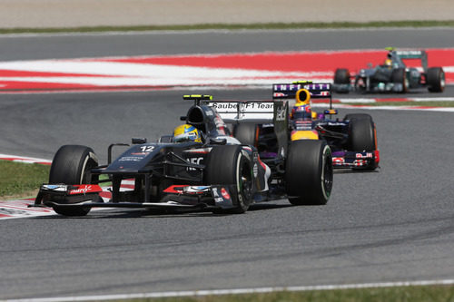 Esteban Gutiérrez rueda por delante de Mark Webber