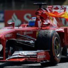 Fernando Alonso ondea la bandera española en Barcelona