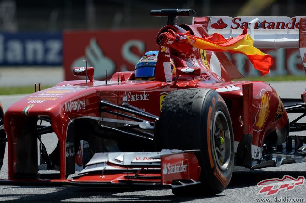 Fernando Alonso ondea la bandera española en Barcelona