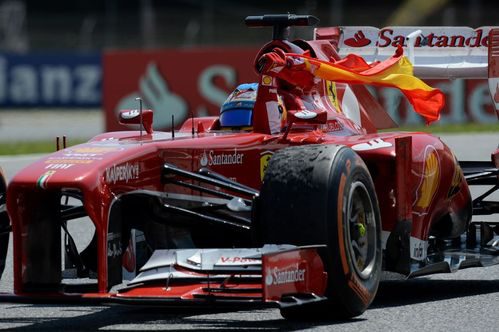 Fernando Alonso ondea la bandera española en Barcelona