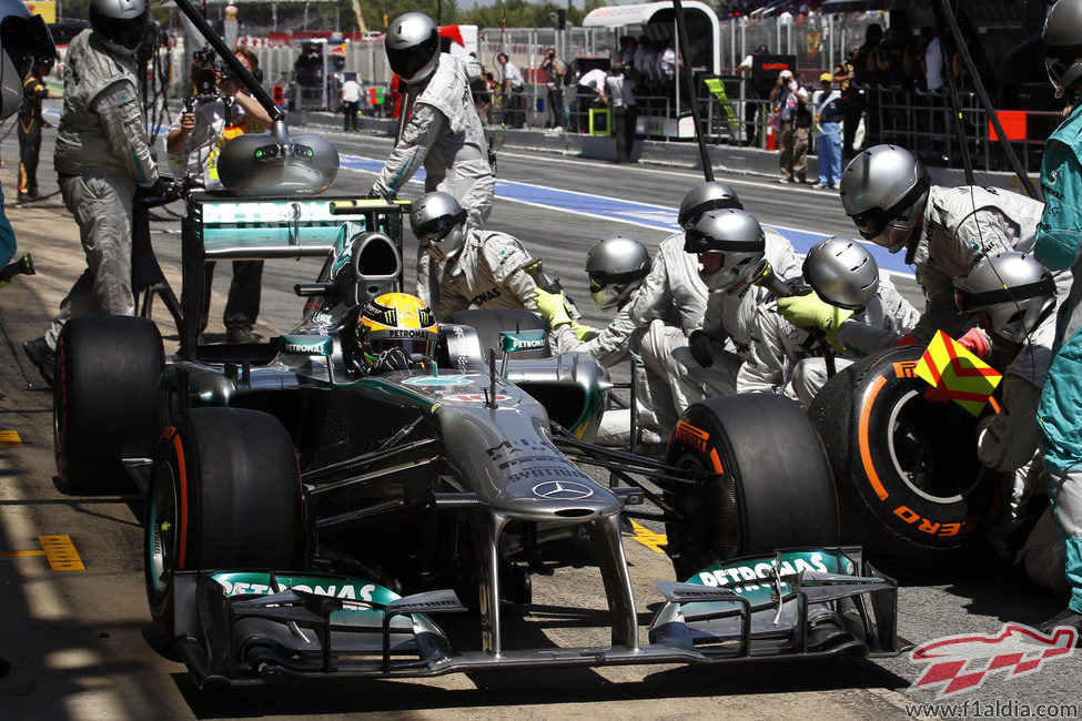 Parada para Lewis Hamilton