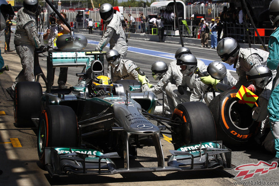 Parada para Lewis Hamilton