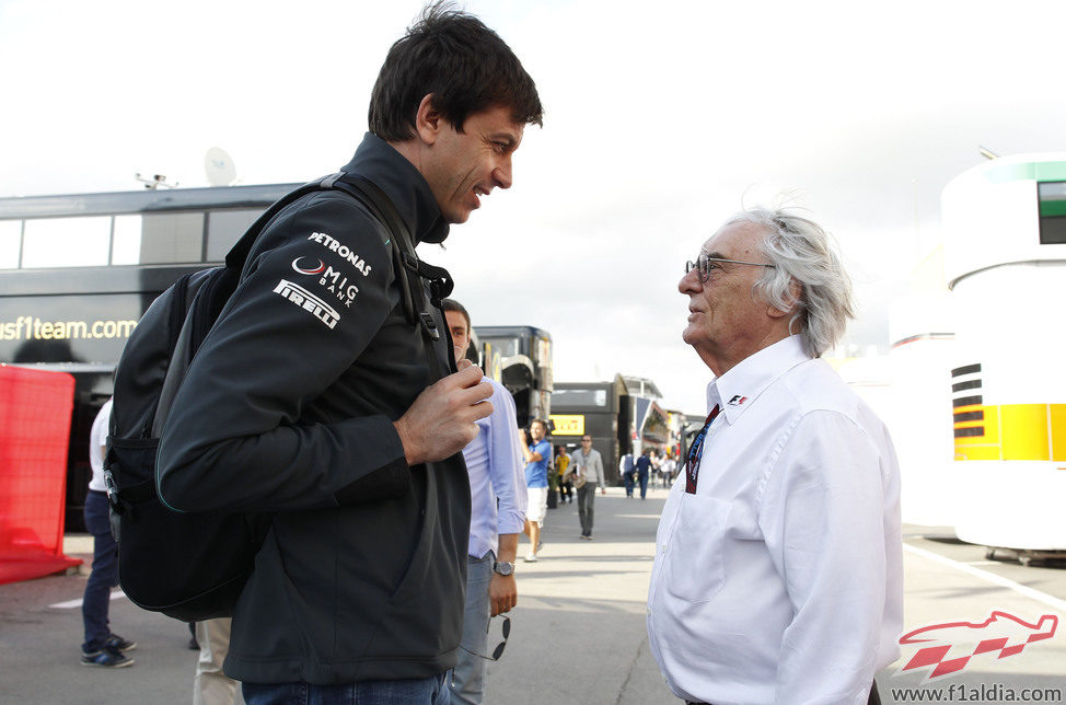 Bernie Ecclestone habla con Toto Wolff en Barcelona