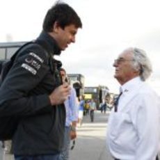 Bernie Ecclestone habla con Toto Wolff en Barcelona