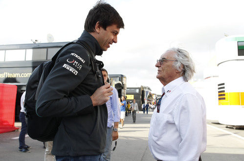 Bernie Ecclestone habla con Toto Wolff en Barcelona