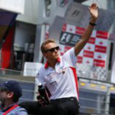 Max Chilton saluda durante el 'drivers parade'