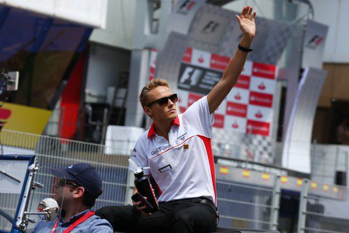 Max Chilton saluda durante el 'drivers parade'