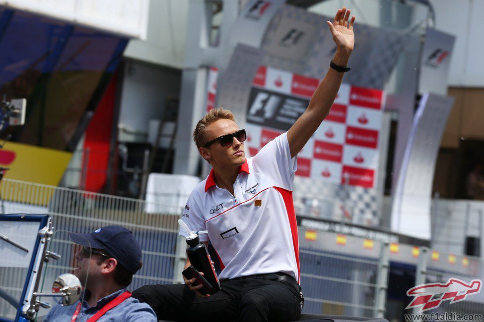 Max Chilton saluda durante el 'drivers parade'