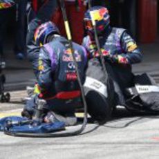 Los mecánicos de Red Bull tras un pitstop