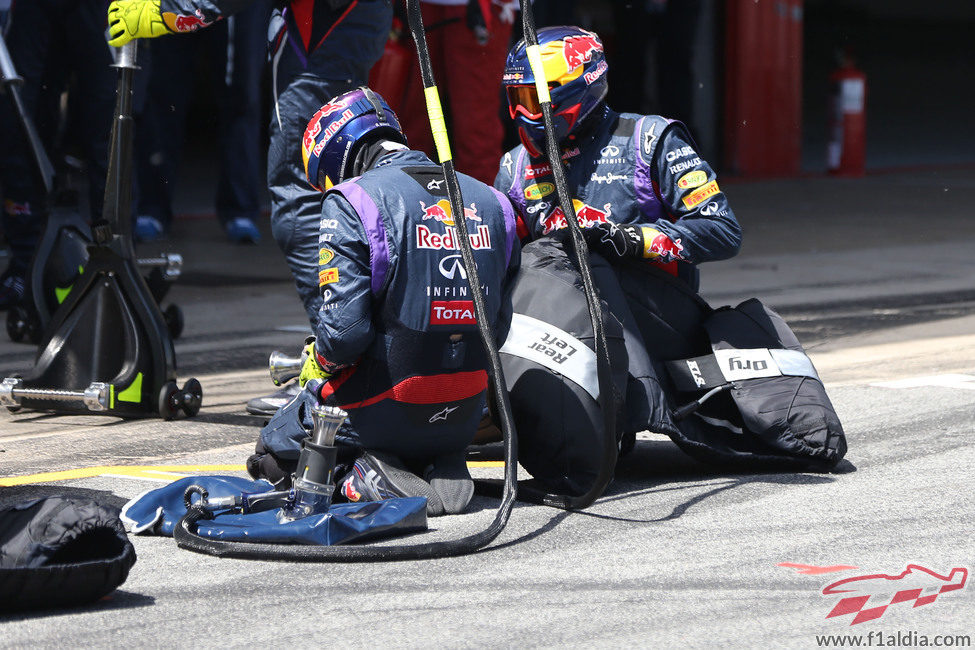 Los mecánicos de Red Bull tras un pitstop