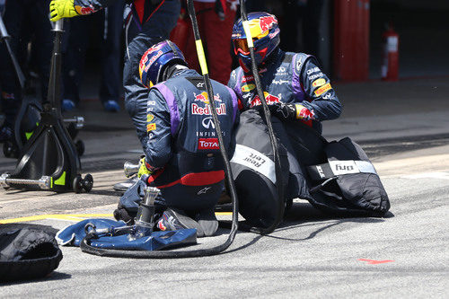 Los mecánicos de Red Bull tras un pitstop
