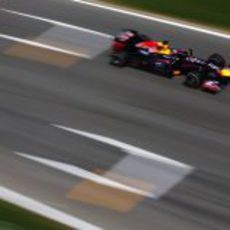 Sebastian Vettel completa otra vuelta con su RB9