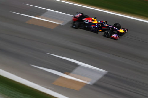 Sebastian Vettel completa otra vuelta con su RB9