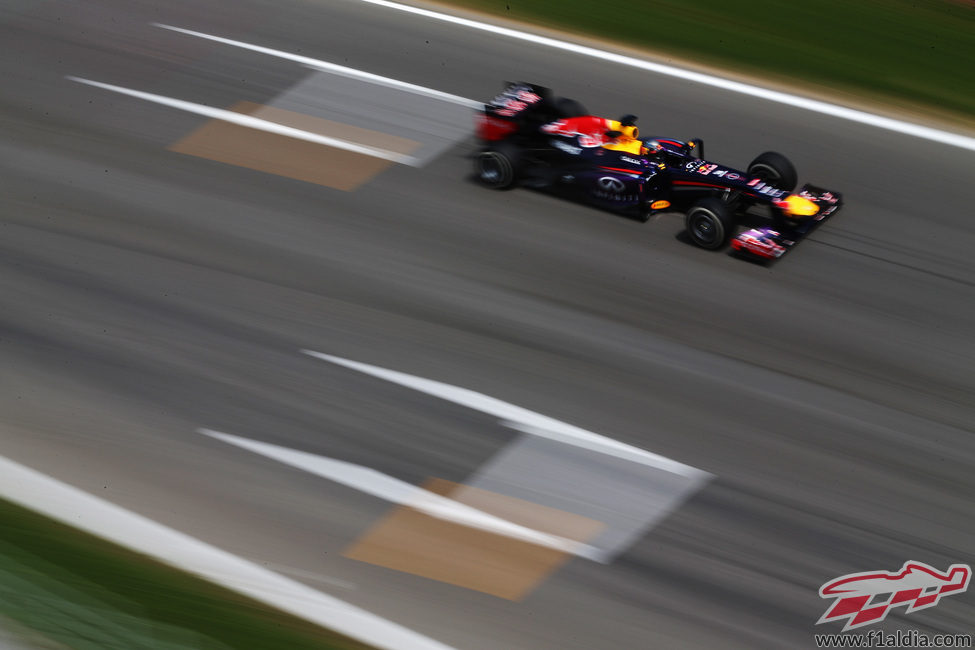 Sebastian Vettel completa otra vuelta con su RB9