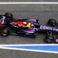 Sebastian Vettel conduce su RB9 por la calle de boxes