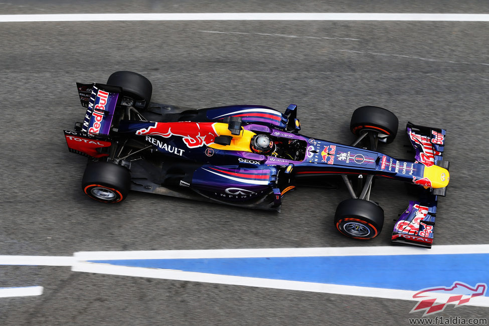 Sebastian Vettel conduce su RB9 por la calle de boxes