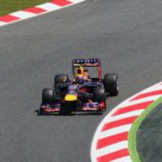 Mark Webber afronta las curvas del trazado de Montmeló