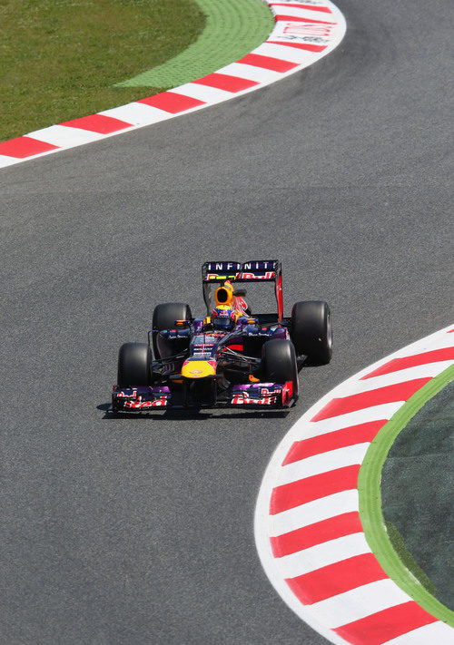 Mark Webber afronta las curvas del trazado de Montmeló