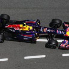 Mark Webber llega con su RB9 por la calle de boxes