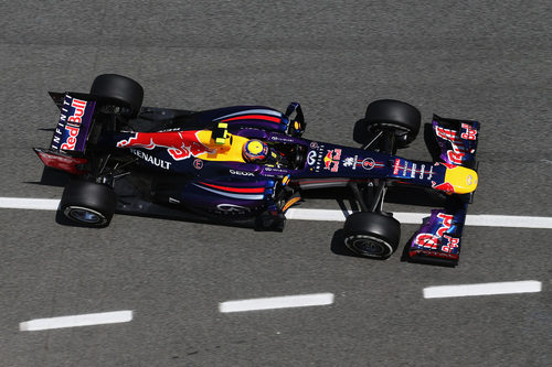 Mark Webber llega con su RB9 por la calle de boxes