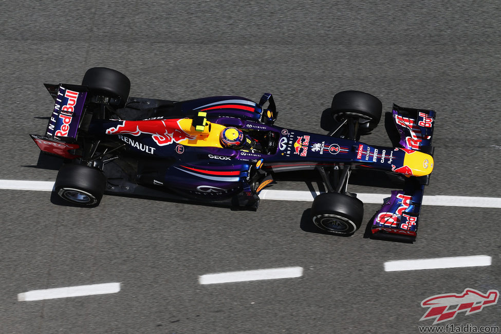 Mark Webber llega con su RB9 por la calle de boxes