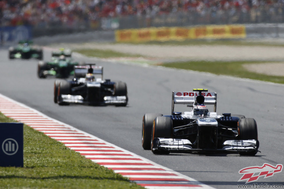 Valtteri Bottas rueda por delante de Pastor en Montmeló