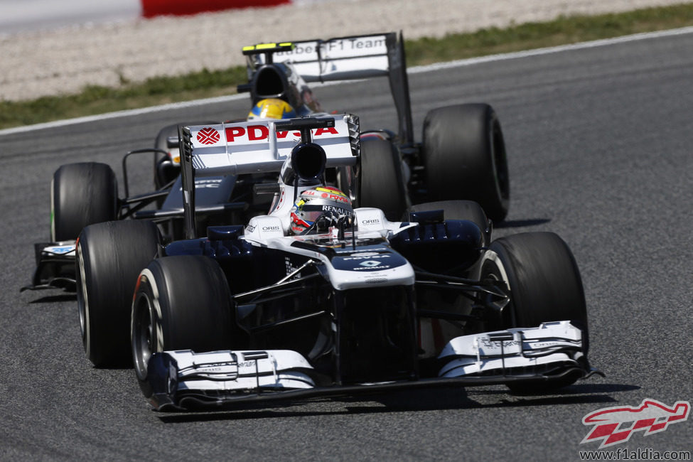 Pastor Maldonado por delante de Esteban Gutiérrez