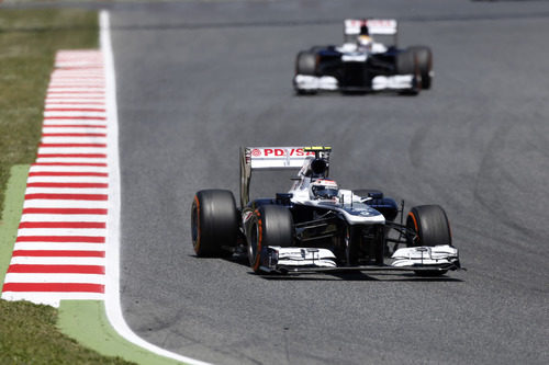 Valtteri Bottas rueda con el duro por delante de Maldonado