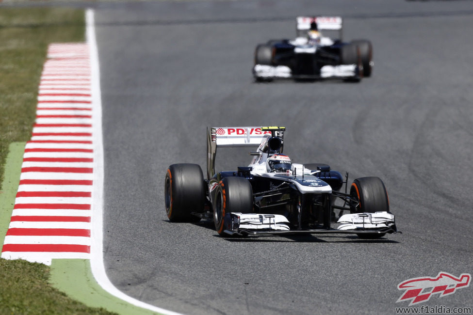 Valtteri Bottas rueda con el duro por delante de Maldonado