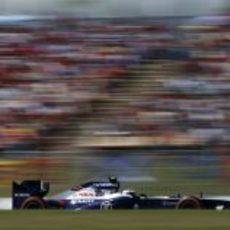 Valtteri Bottas pasa por las rojas gradas de Montmeló