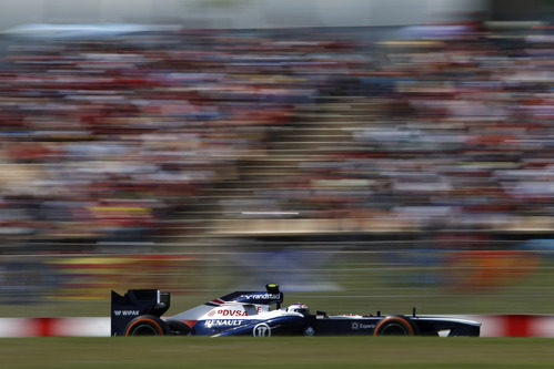 Valtteri Bottas pasa por las rojas gradas de Montmeló