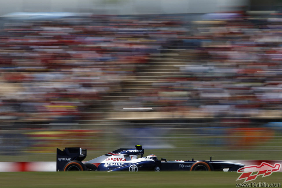 Valtteri Bottas pasa por las rojas gradas de Montmeló