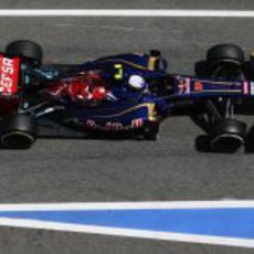 Daniel Ricciardo pasa por el 'pitlane' en Barcelona