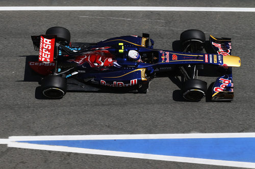 Daniel Ricciardo pasa por el 'pitlane' en Barcelona