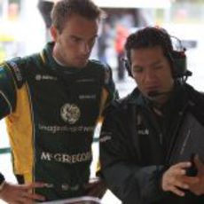 Giedo van der Garde habla con su ingeniero