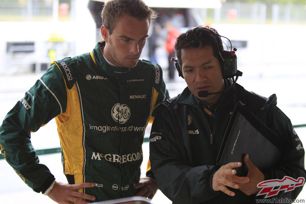 Giedo van der Garde habla con su ingeniero