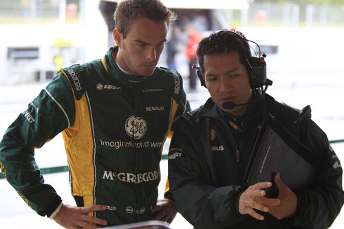 Giedo van der Garde habla con su ingeniero