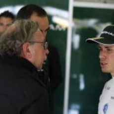 Charles Pic charla en el box de Caterham