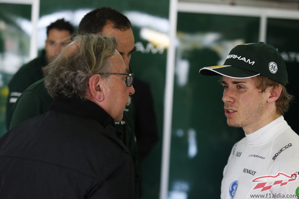 Charles Pic charla en el box de Caterham