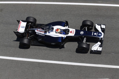 Pastor Maldonado pasa por el 'pitlane' de Barcelona