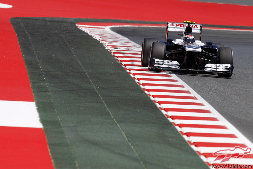 Valtteri Bottas llega a una recta del Circuit de Catalunya