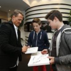 Michael Schumacher firma autógrafos