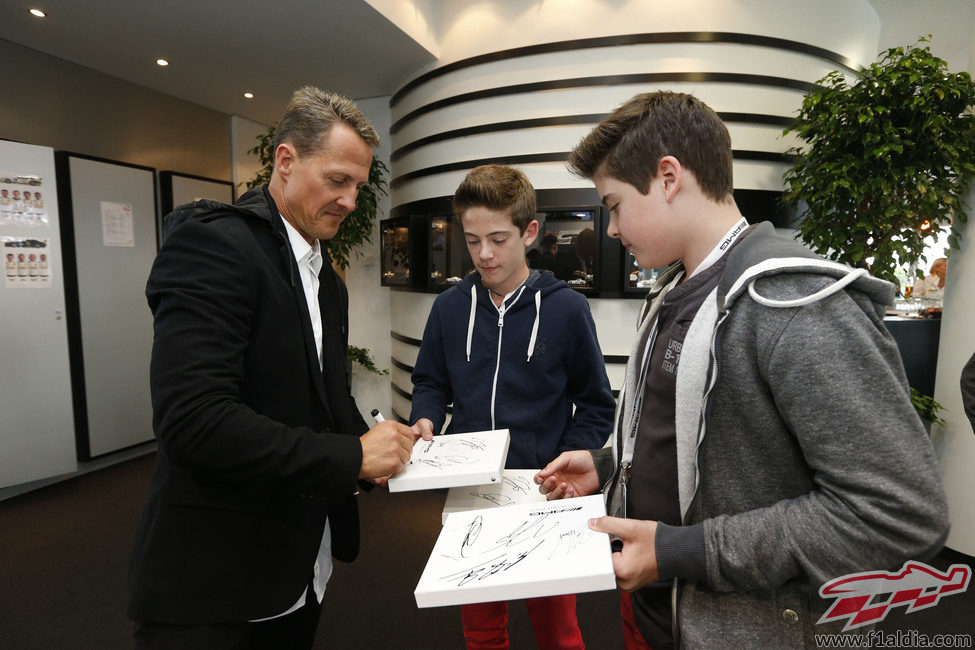 Michael Schumacher firma autógrafos