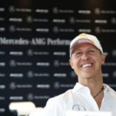 Michael Schumacher, relajado ante la prensa